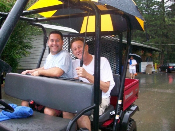 2011-reunion-cart-and-umbrellas-andrew-senker-and-ira